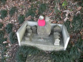 双体道祖神と小さな祠たち